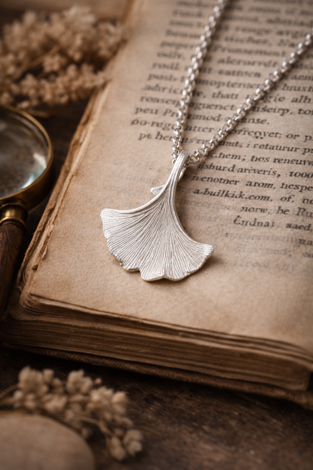 Ciondolo Foglia di Ginkgo in Argento • Eco-Luxury con Impatto Sociale