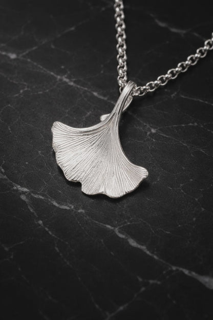 Ciondolo Foglia di Ginkgo in Argento • Eco-Luxury con Impatto Sociale